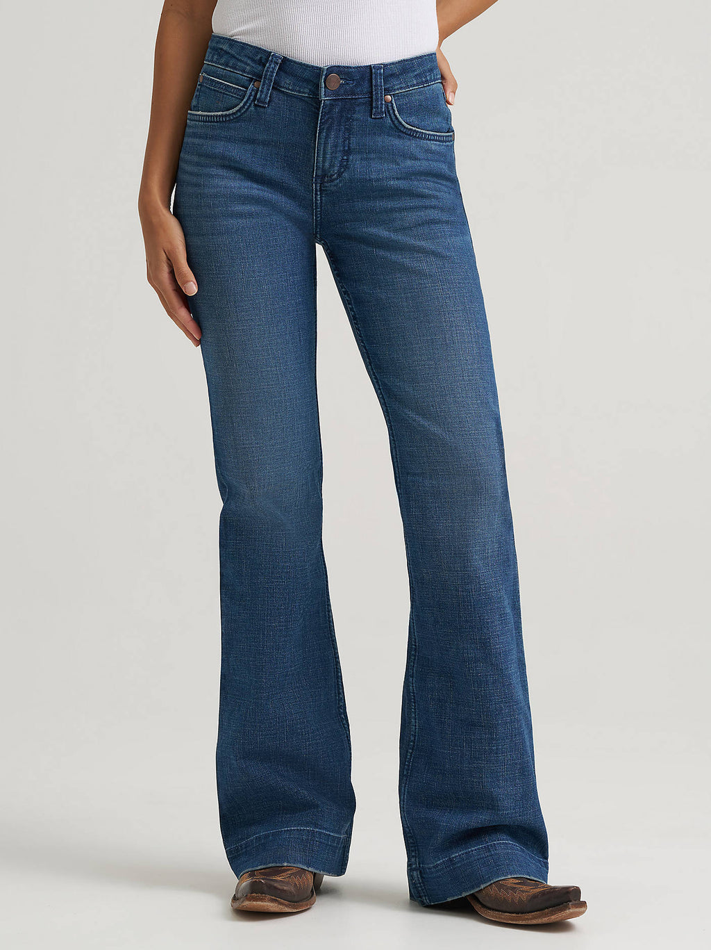 Wrangler Women's Retro Mae Mid-Rise Trouser Jeans in Sophia, front detail