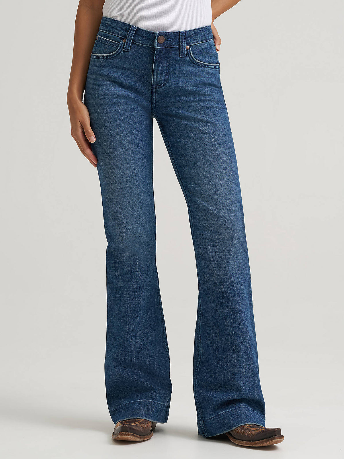 Wrangler Women's Retro Mae Mid-Rise Trouser Jeans in Sophia, front detail