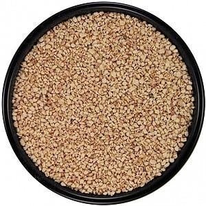 A black bowl filled with small, light brown pieces of natural corn cob bedding.